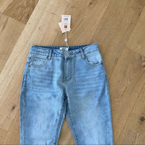 Tiger Mist - Tammie Jeans in Light Blue - Picture 2 of 7